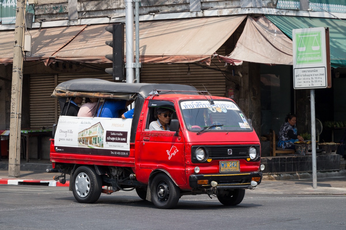Бортовой грузовик Daihatsu Hijet #พข 242, оборудованный для перевозки пассажиров. Таиланд, Бангкок