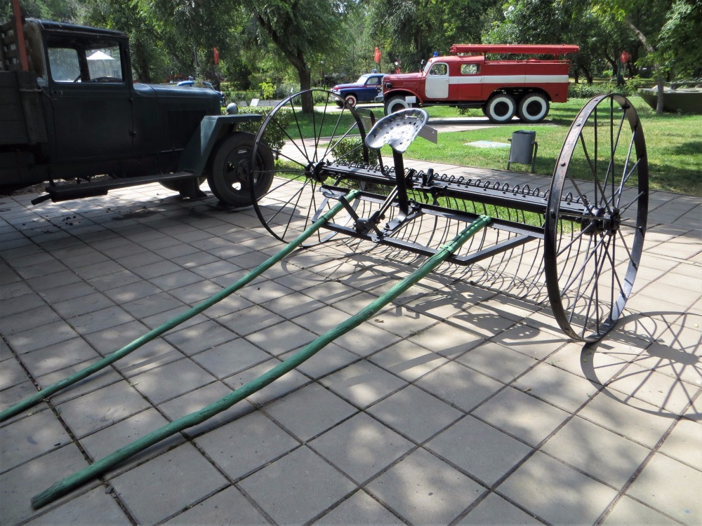 Грабли-волокуши конные. Оренбург, парк "Салют, Победа"