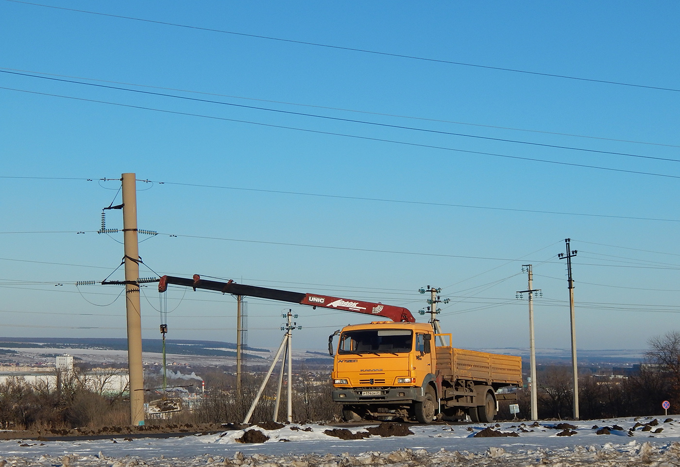 Автомобиль КамАЗ-4308 с КМУ  # Р 174 ОН 31. Белгородская область, г. Алексеевка, Магистральная улица 