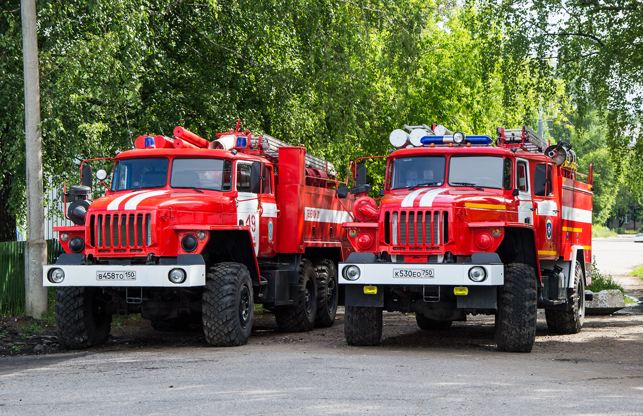 Пожарная автоцистерна АЦ-3,0-40(43206) на шасси Урал-43206 #К 530 ЕО 750 и пожарная автоцистерна АЦ 5,5-40 (Урал-5557) на шасси Урал-5557 #В 458 ТО 150. Московская область, Дубна, улица Жуковского