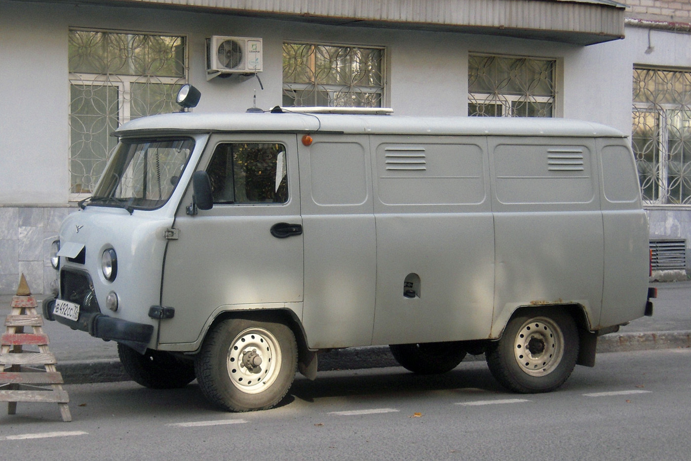 Автозак 19641 на базе цельнометаллического фургона УАЗ-374195 #В 492 СС 72. Тюмень, Рижская улица