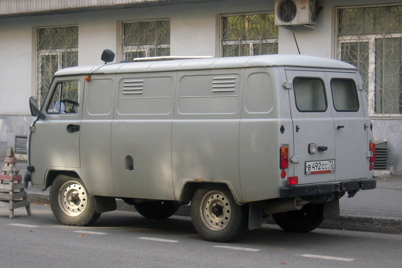 Автозак 19641 на базе цельнометаллического фургона УАЗ-374195 #В 492 СС 72. Тюмень, Рижская улица