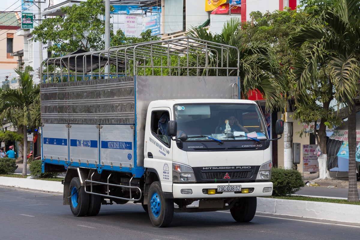 Бортовой грузовик на шасси Mitsubishi Fuso Canter #79C-038.62. Вьетнам, Нячанг