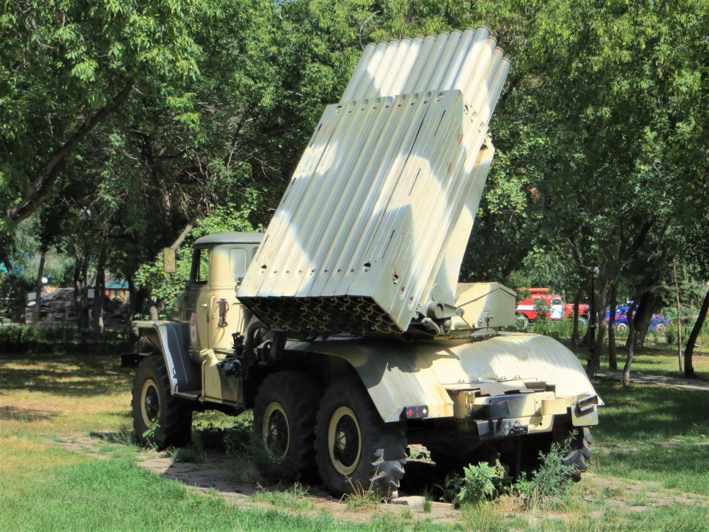 Пусковая установка БМ-21-1 "Град" на шасси Урал-4320 . Оренбург, парк "Салют, Победа"