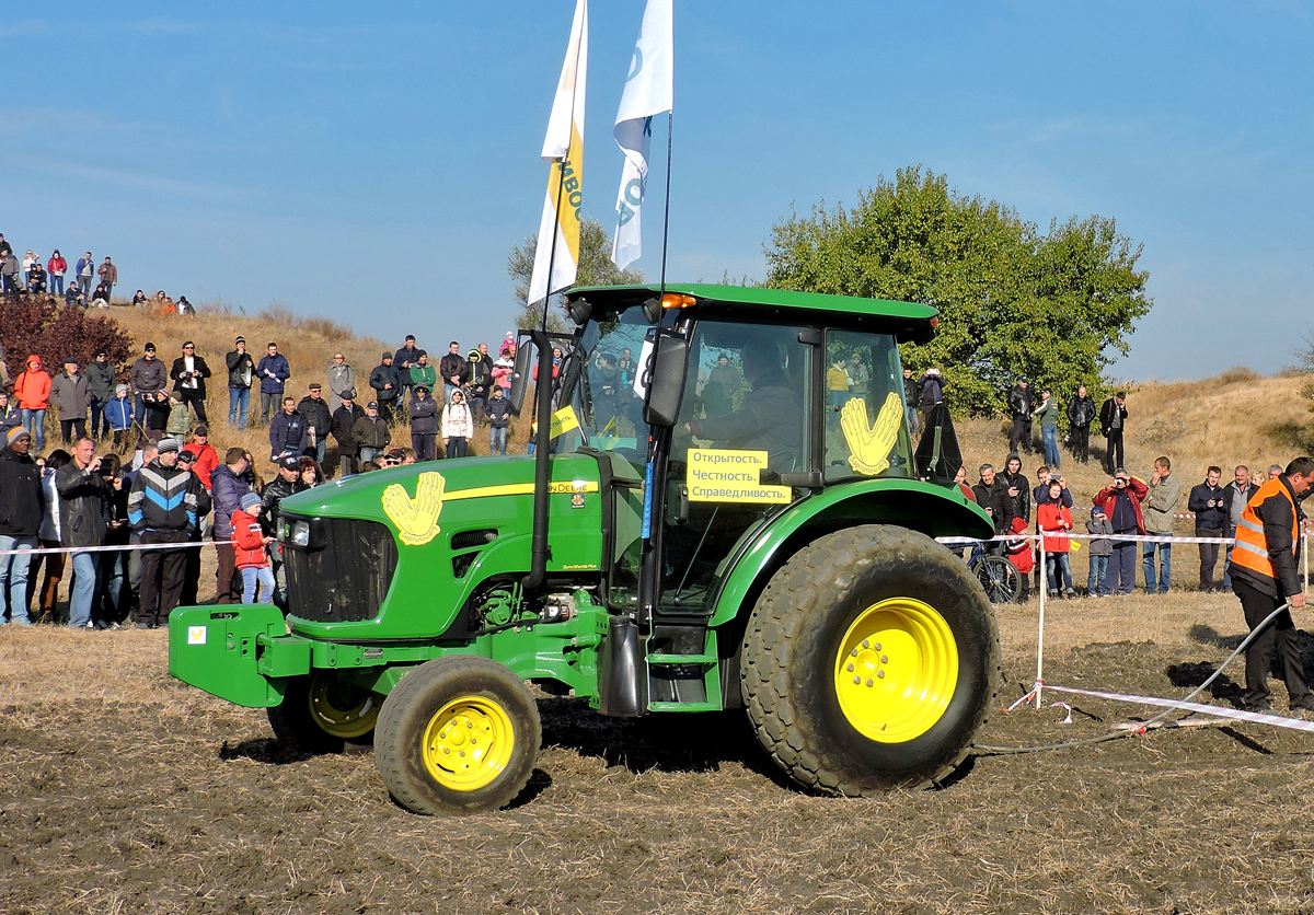 Трактор John Deere 5100M на выставке AGROPORT-2015. Харьковская область, г. Харьков
