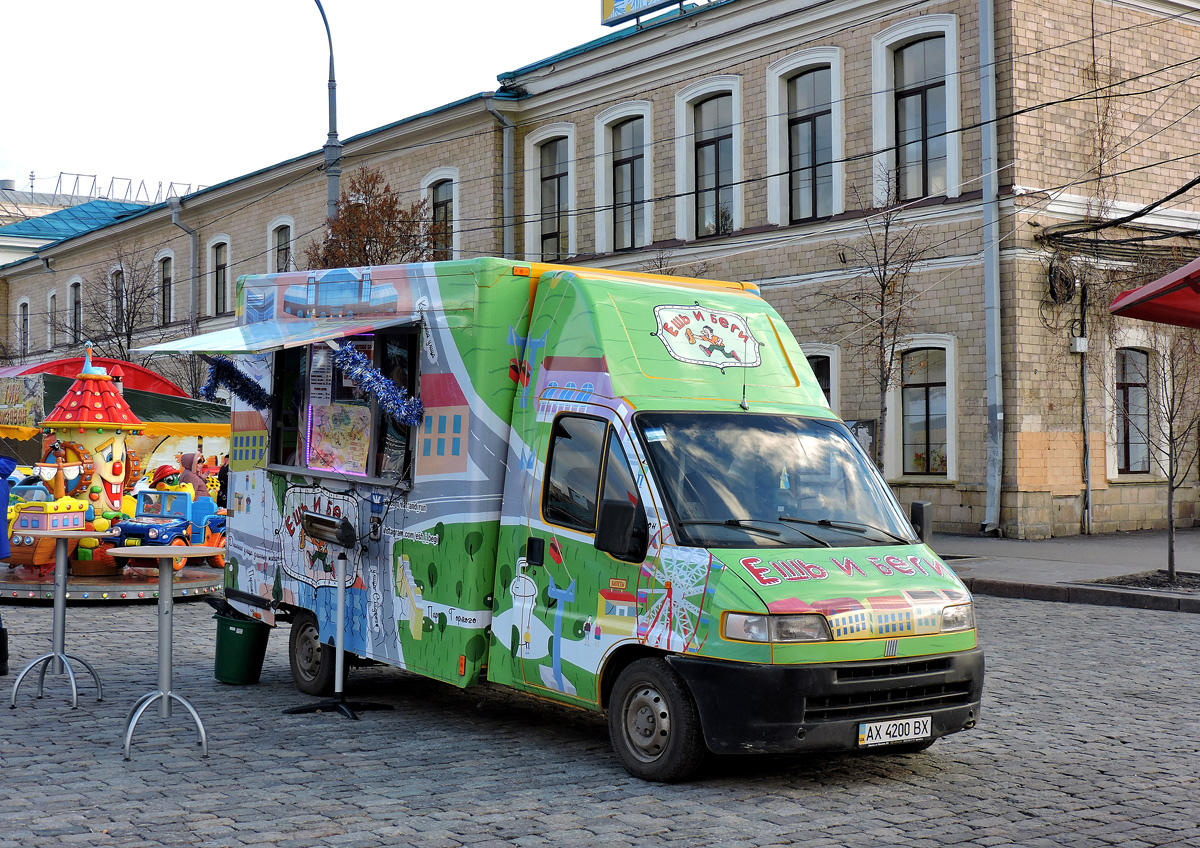 Автолавка "Купава" на шасси Fiat Ducato #АХ 4200 ВХ. Харьковская область, г. Харьков, площадь Свободы
