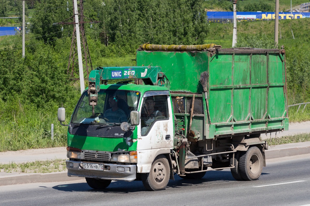 Мусоровоз на базе Isuzu Elf #С 516 НВ 70. Томск, улица Клюева