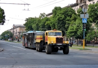 КрАЗ-255Б #АР 4093 АЕ техслужбы Запорожского ТТУ буксирует неисправный троллейбус. Запорожская область, г. Запорожье, Соборный проспект