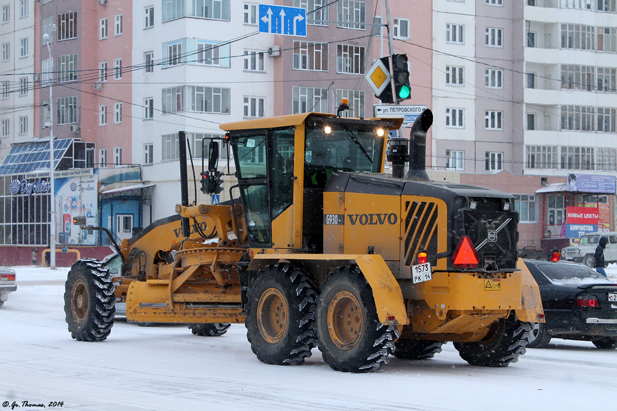 Грейдер Volvo G930 #1573РК14. Якутск, улица Ойунского