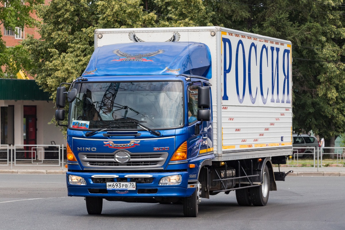 Фургон на шасси Hino 500 #М 693 РВ 70. Томск, Транспортная площадь