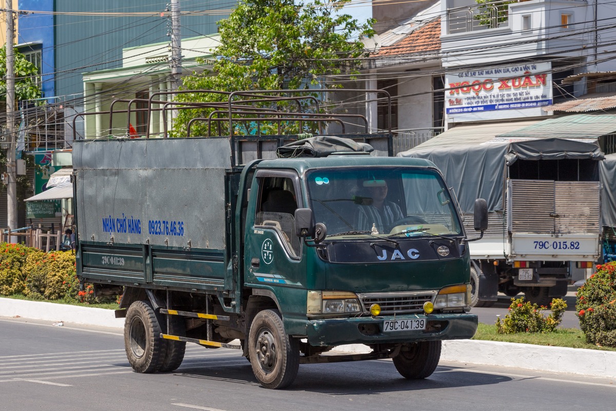 Бортовой грузовик JAC HFC1045KS #79C-041.39. Вьетнам, Нячанг