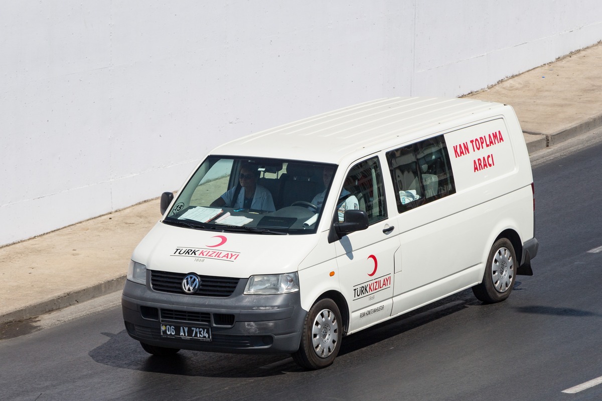 Грузопассажирский фургон Volkswagen Transporter T5 #06 AY 7134. Турция, Измир