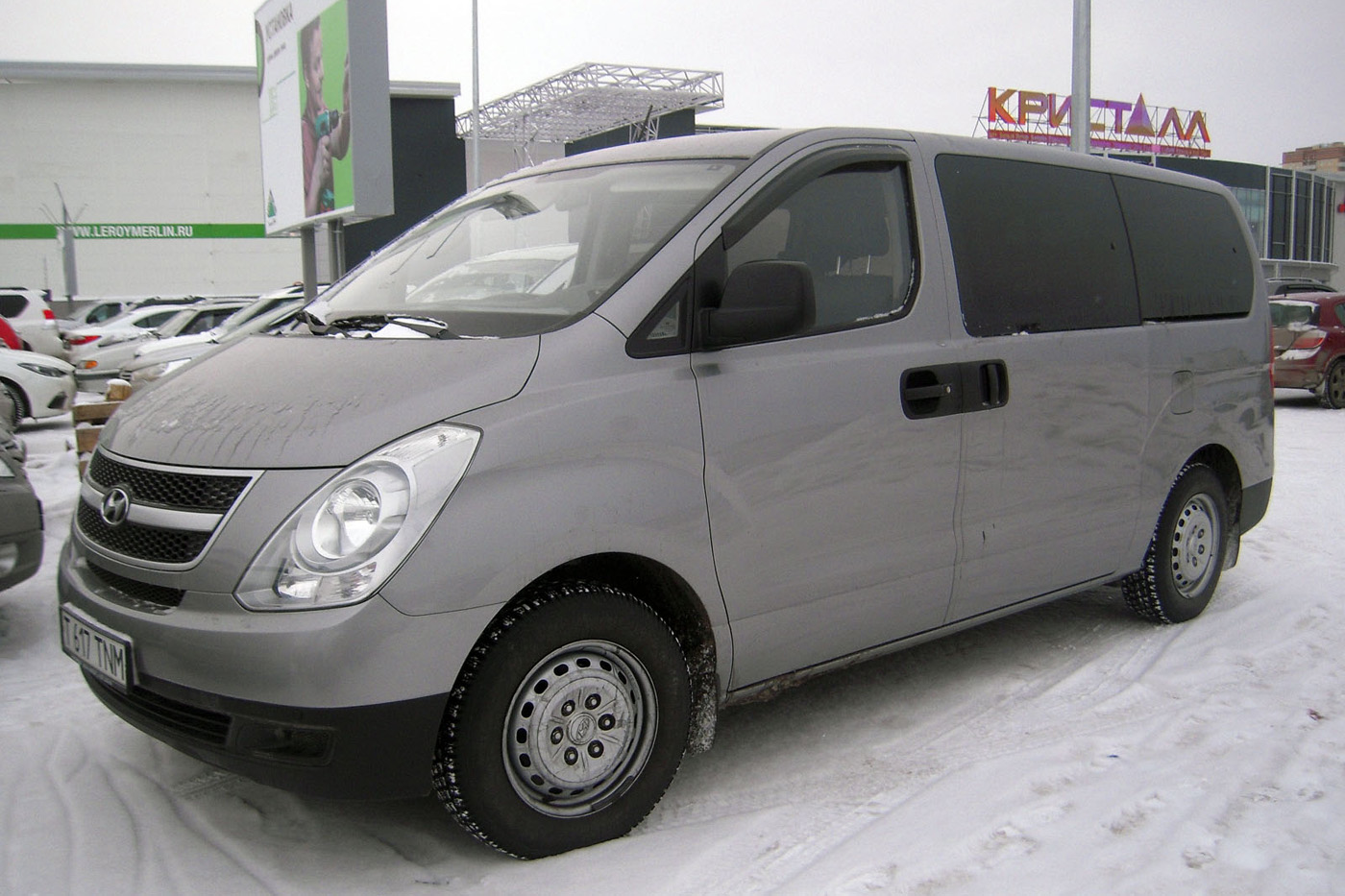 Микроавтобус Hyundai Grand Starex #T 617 TNM . Тюмень, улица Дмитрия Менделеева 