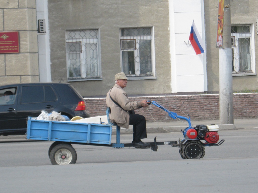 Мотоблок с прицепом.  Курган, улица Куйбышева 
