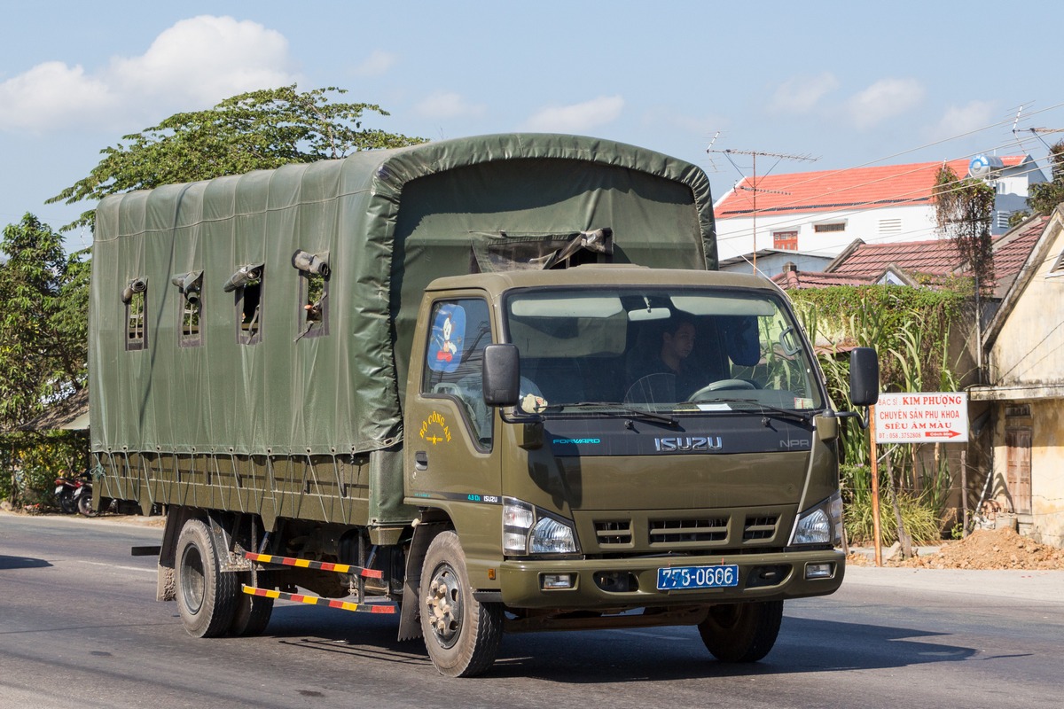 Бортовой тентованный грузовик Isuzu NPR #77B-0606. Вьетнам, Провинция Каньхоа