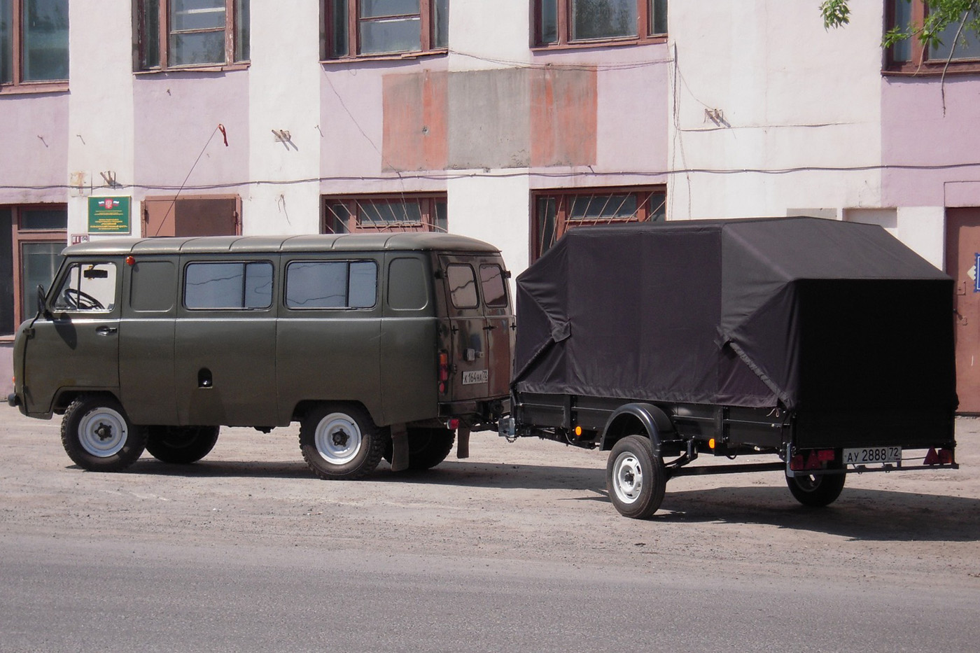 Грузопассажирский фургон УАЗ-3962 #К 164 НА 72 с прицепом КМЗ-8213 #АУ 2888 72  . Тюмень, улица Бакинских комиссаров