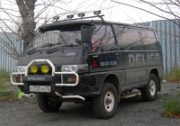 Микроавтобус Mitsubushi Delica #О 733 УА 72 . Тюмень, улица Щербакова