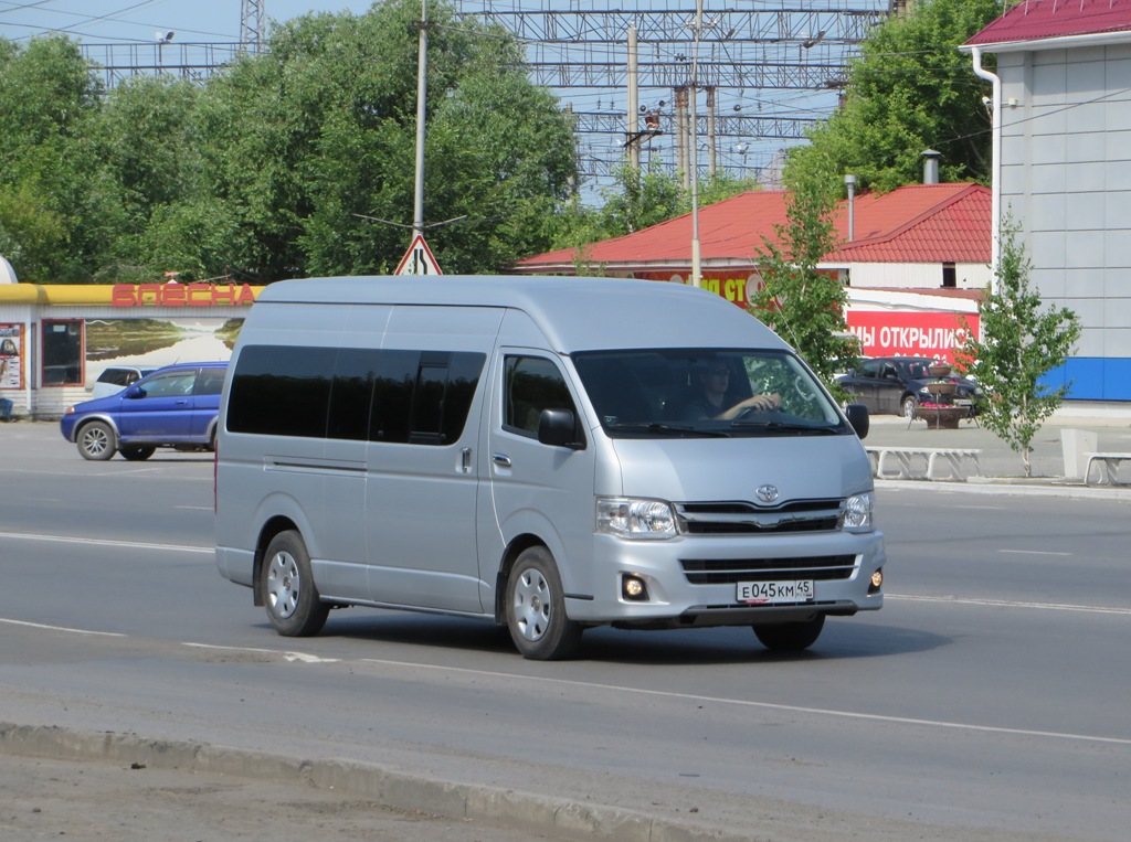 Микроавтобус Toyota Hiace #Е 045 КМ 45. Курган, Станционная улица