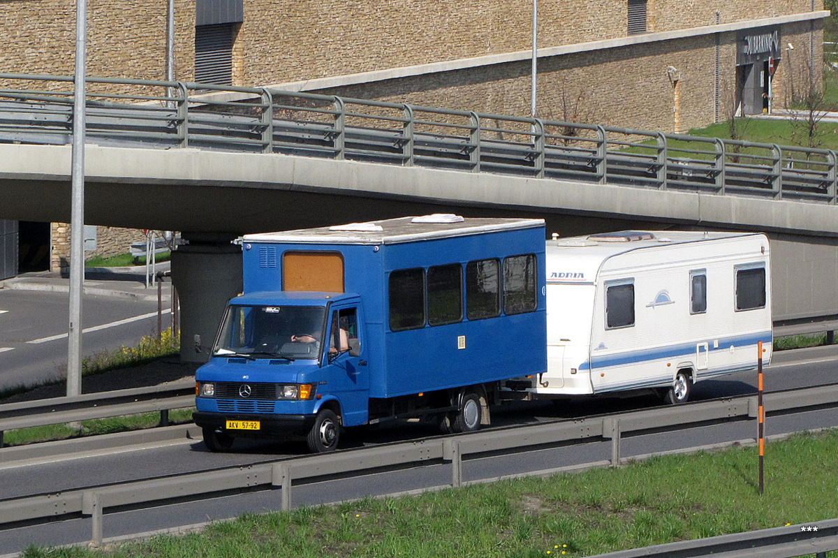 Фургон Mercedes-Benz Vario 815D с прицепом-кемпером. Чехия, Прага, шоссе Прага - Брно 