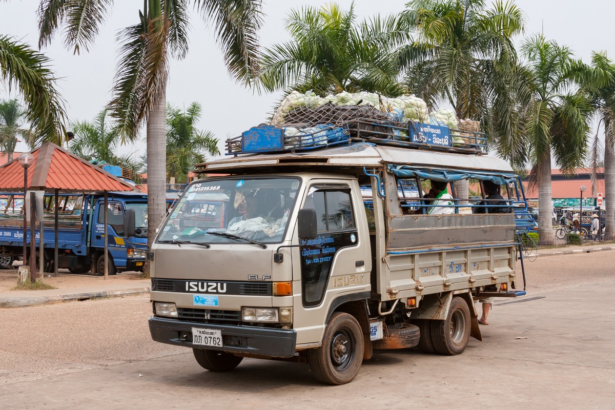 Бортовой грузовик Isuzu Elf, оборудованный для перевозки пассажиров. Лаос, Саваннакет