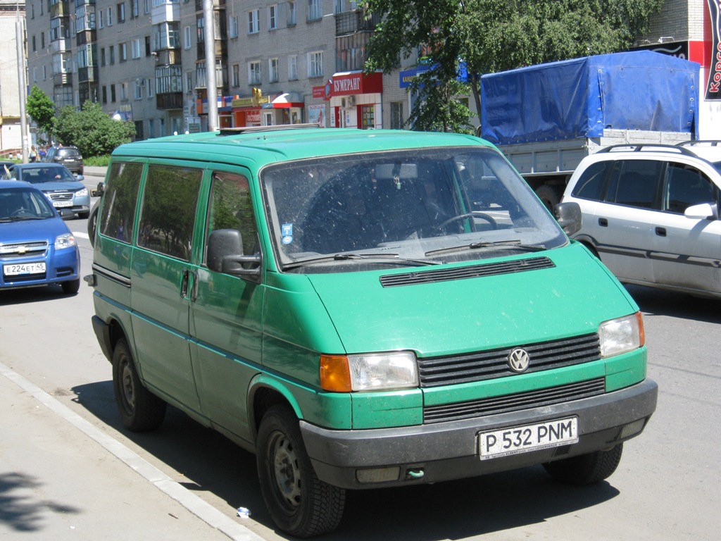 Микроавтобус Volkswagen Caravelle T4 #P 532 PNM. Курган, улица Рихарда Зорге