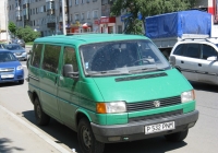 Микроавтобус Volkswagen Caravelle T4 #P 532 PNM. Курган, улица Рихарда Зорге