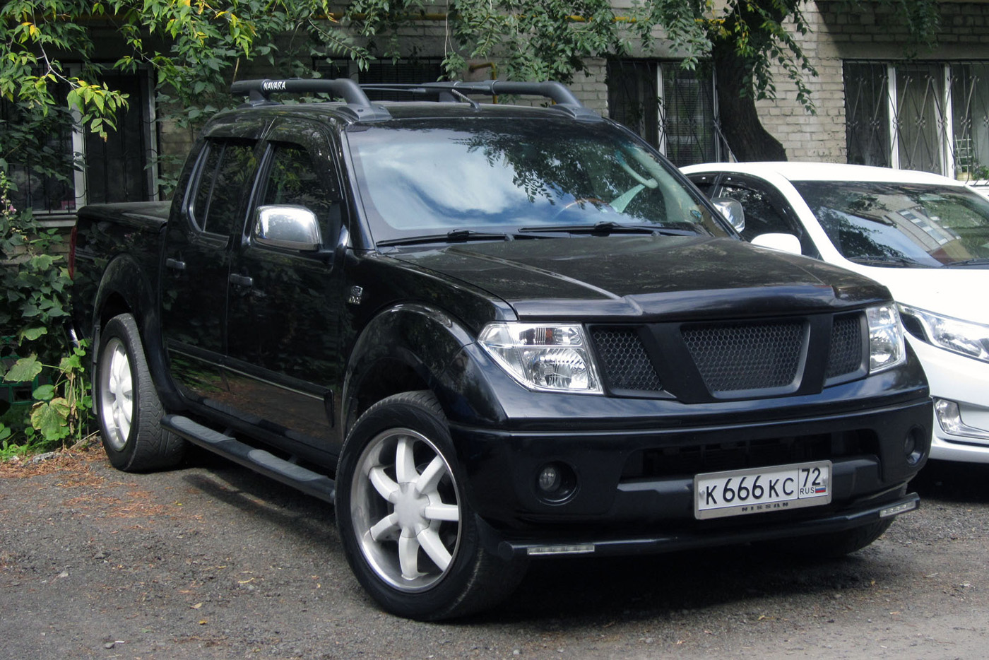 Пикап Nissan Navara #К 666 КС 72 . Тюмень, улица 50 лет Октября