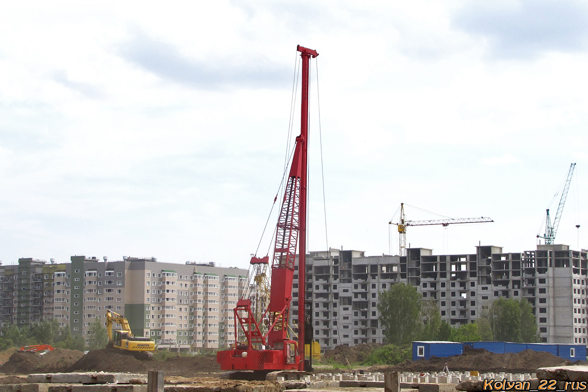 Гусеничный кран Hitachi. Алтайский край, Барнаул, Взлётная улица