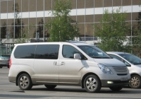 Микроавтобус Hyundai H1 #Р 888 ВВ 45. Курган, улица Ленина