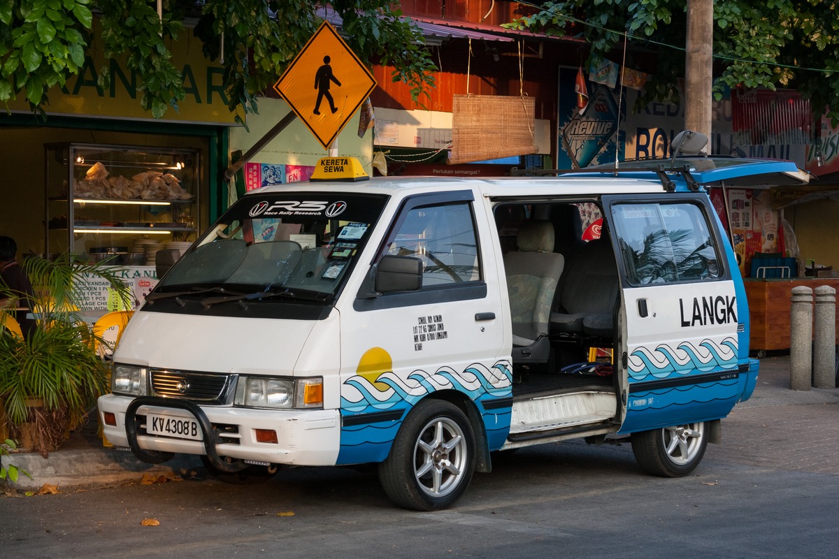 Микроавтобус Nissan Vanette #KV 4308 B. Малайзия, Лангкави, Пантай Ченанг
