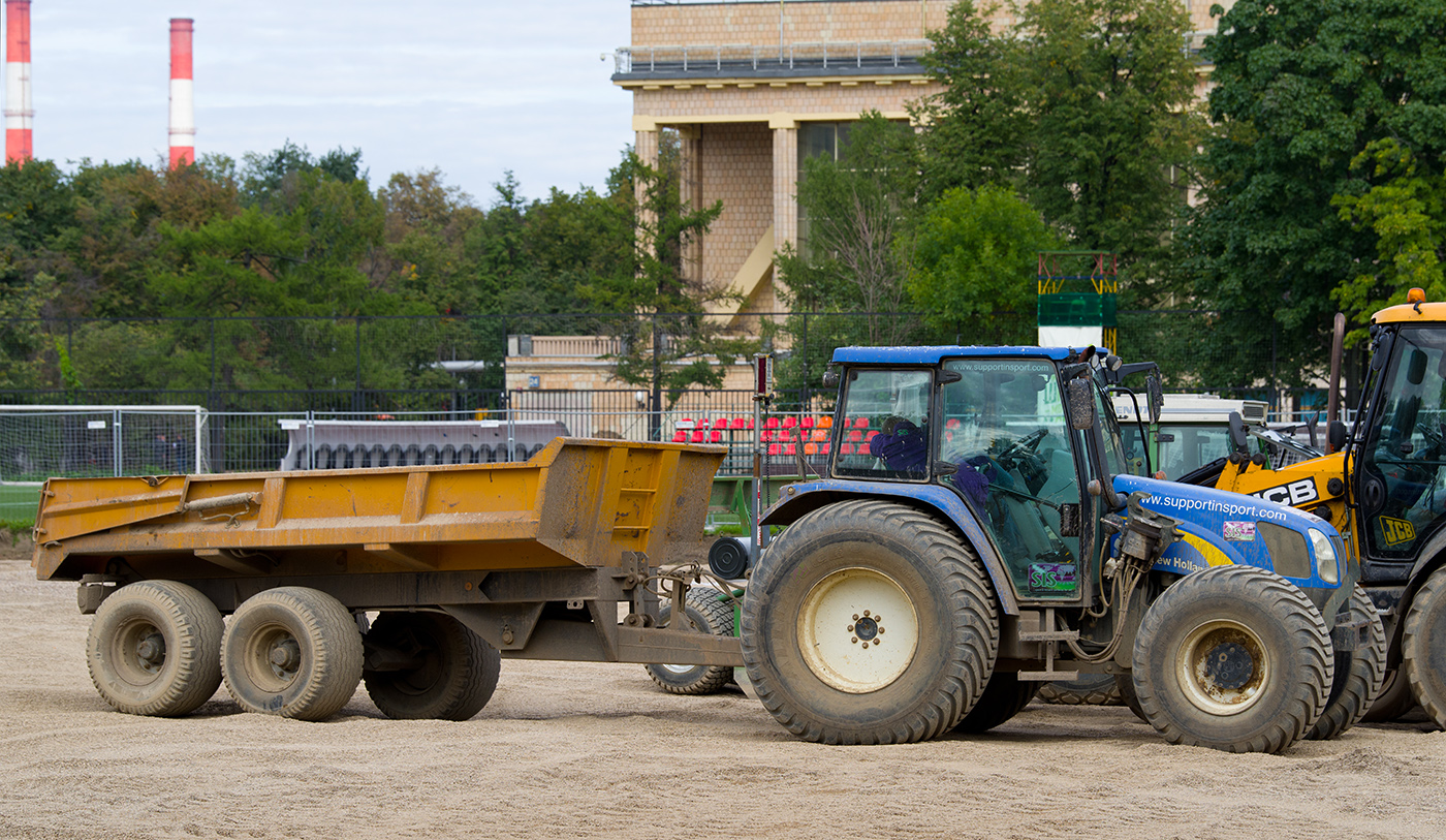 Трактор New Holland T6000 с прицепом. Москва, олимпийский комплекс "Лужники"