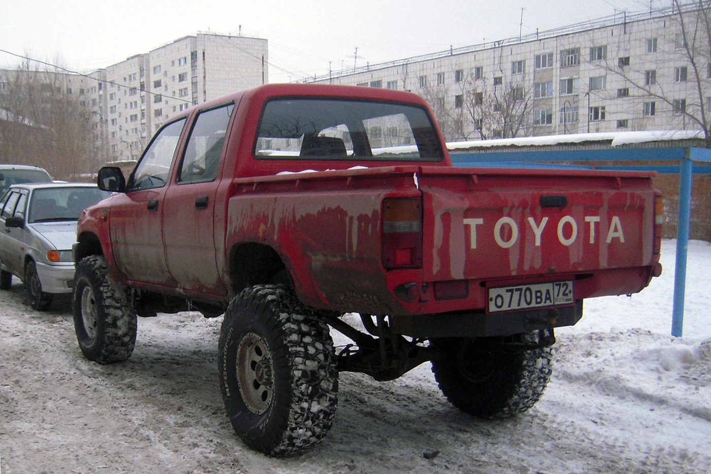 Пикап Toyota Hilux #О 770 ВА 72 . Тюмень, Сосьвинская улица 