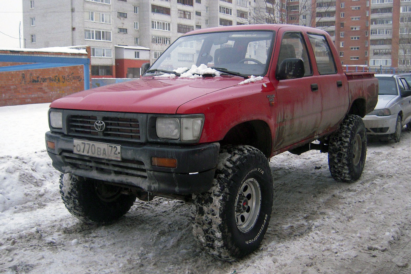 Пикап Toyota Hilux #О 770 ВА 72 . Тюмень, Сосьвинская улица 