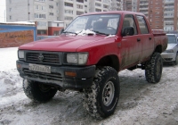Пикап Toyota Hilux #О 770 ВА 72 . Тюмень, Сосьвинская улица 