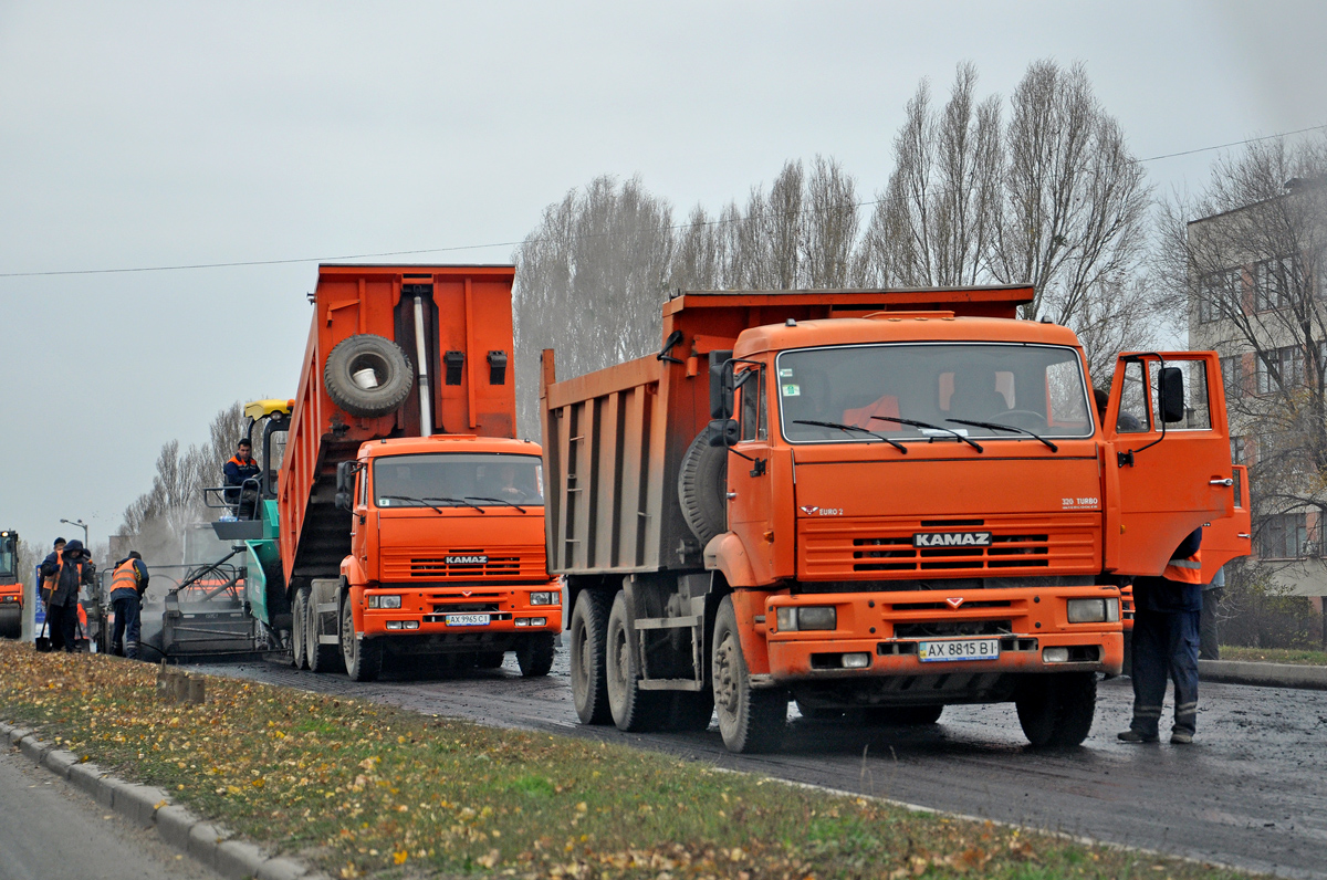 Самосвалы КамАЗ-6520 #АХ 8815 ВІ и #АХ 9965 СІ на дорожно-ремонтных работах. Харьковская область, г. Харьков, проспект Льва Ландау