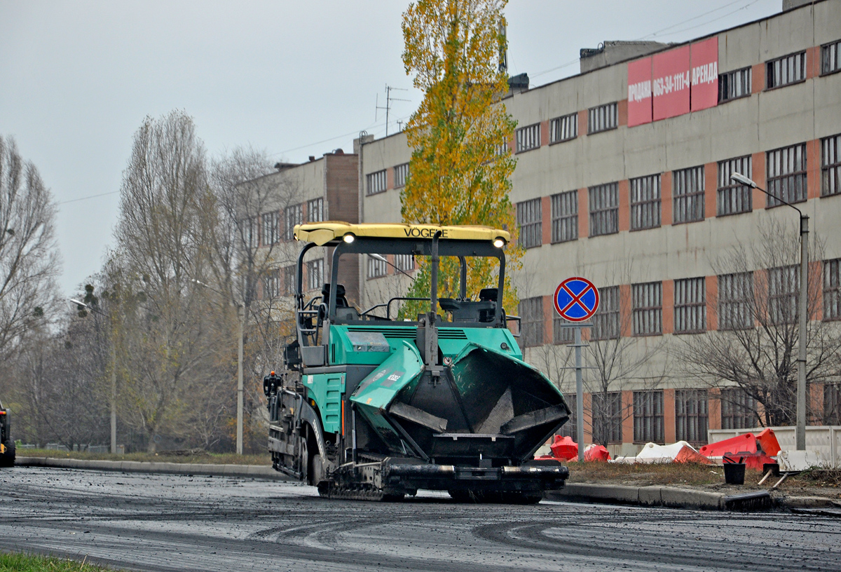 Асфальтоукладчик Vogele Super 1600-2 на дорожно-ремонтных работах. Харьковская область, г. Харьков, проспект Льва Ландау