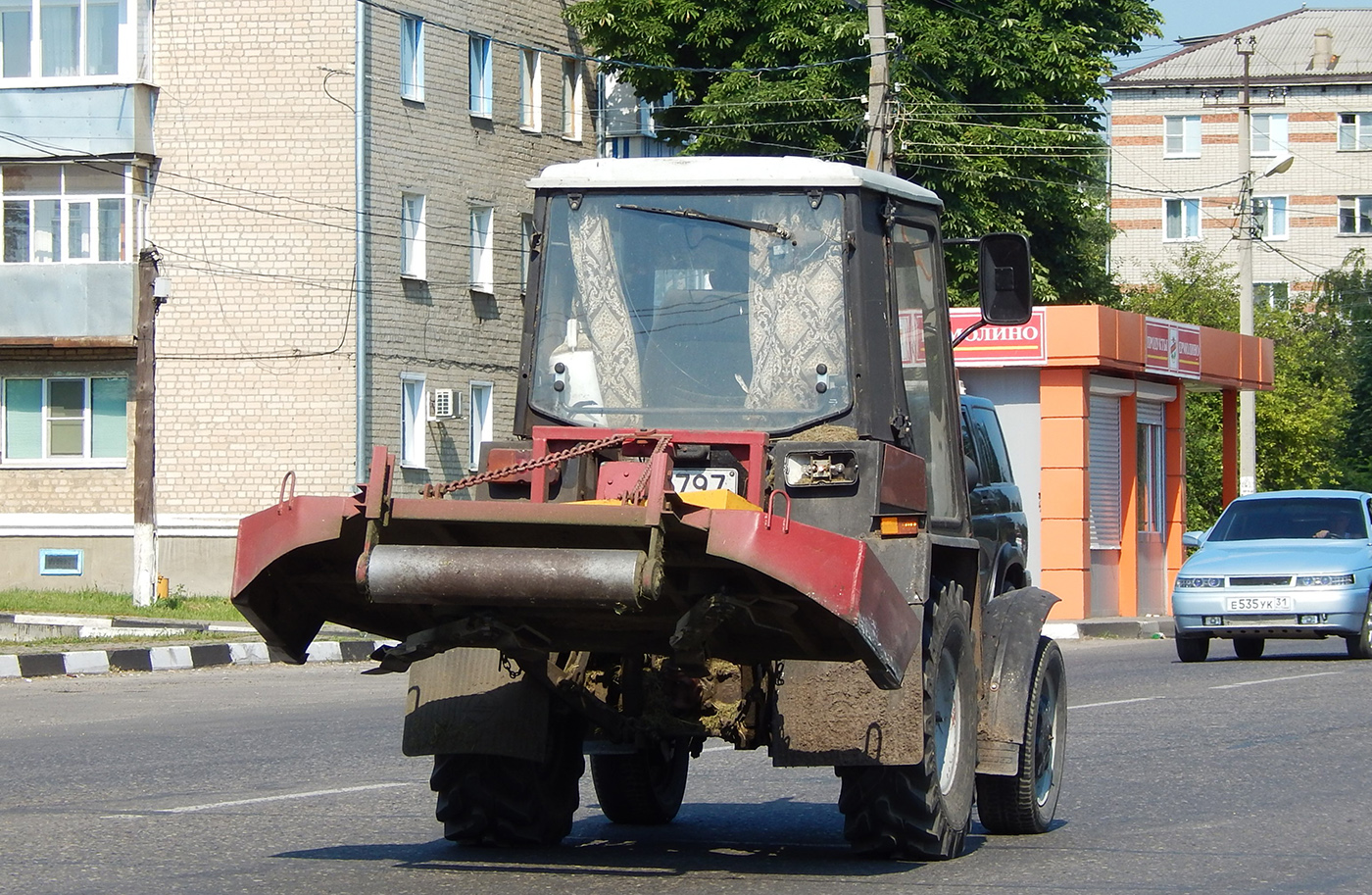 Трактор Беларус-320* #0797 ЕС 31 с навесной газонокосилкой. Белгородская область, г. Алексеевка, ул Маяковского