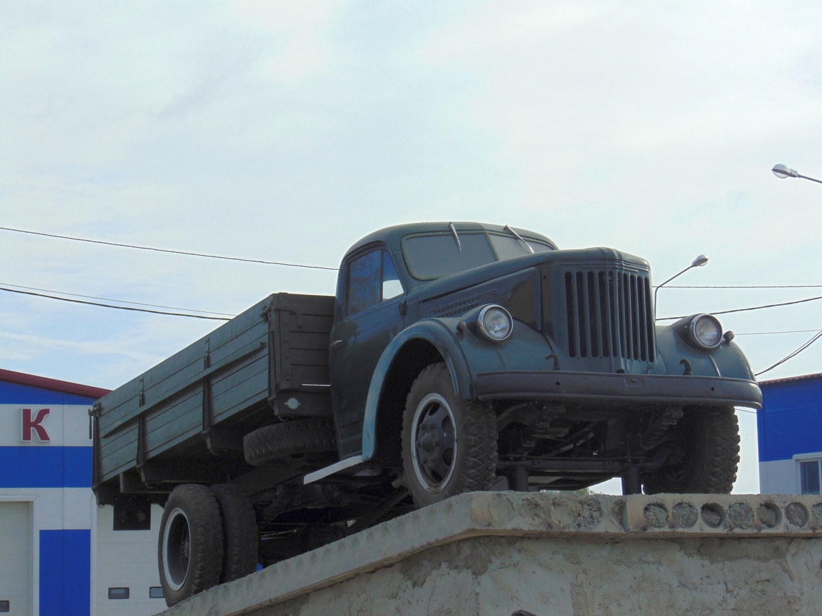 Бортовой грузовик УралЗИС-355М на постаменте возле придорожного комплекса.. Омская область ,трасса Р402