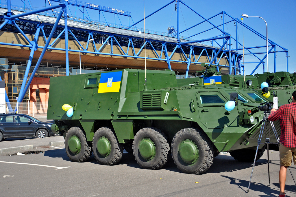Бронированная медицинская машина БММ-4С на выставке военной техники производства «Укроборонпром». Харьковская область, г. Харьков, Плехановская улица