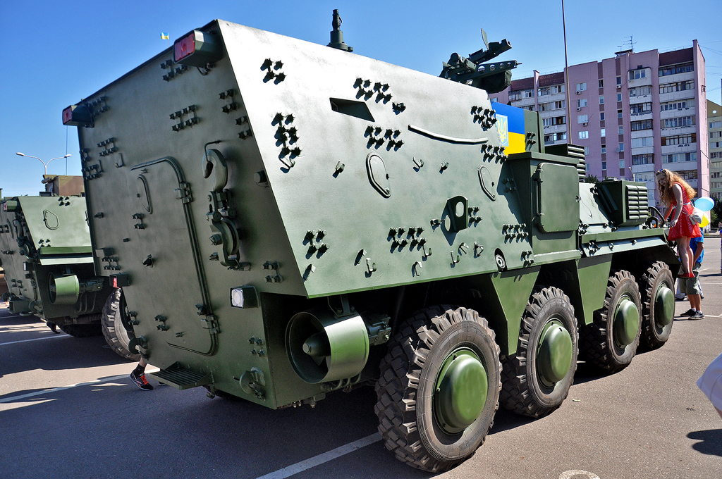 Бронированная медицинская машина БММ-4С на выставке военной техники производства «Укроборонпром». Харьковская область, г. Харьков, Плехановская улица