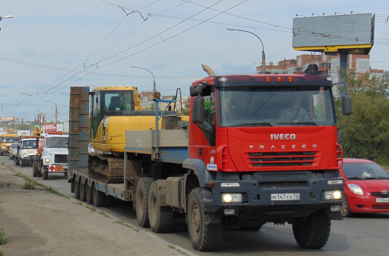 Седельный тягач IvecoTrakker 420 #м147хх72 с экскаватором Komatsu PC130 на полуприцепе -тяжеловозе.. Омская область, город Омск, улица Лукашевича