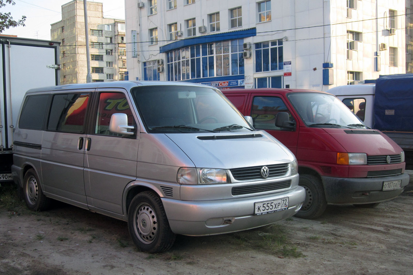 Микроавтобус Volkswagen Caravelle #К 555 ХР 72 . Тюмень, Ямская улица