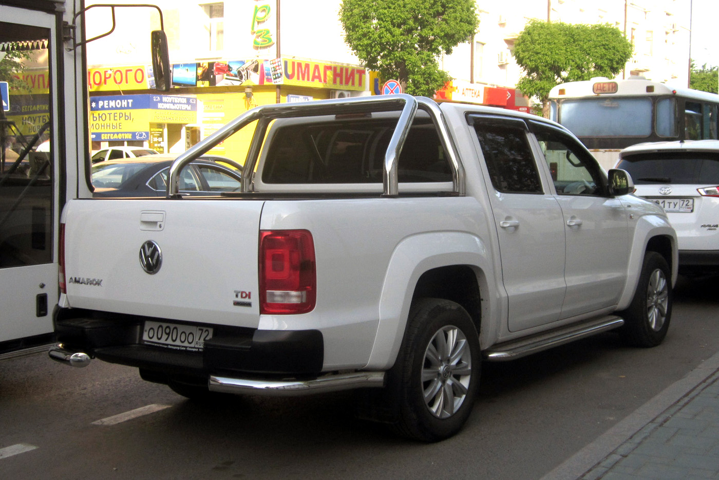 Пикап Volkswagen Amarok #О 090 ОО 72 . Тюмень, улица Ленина 