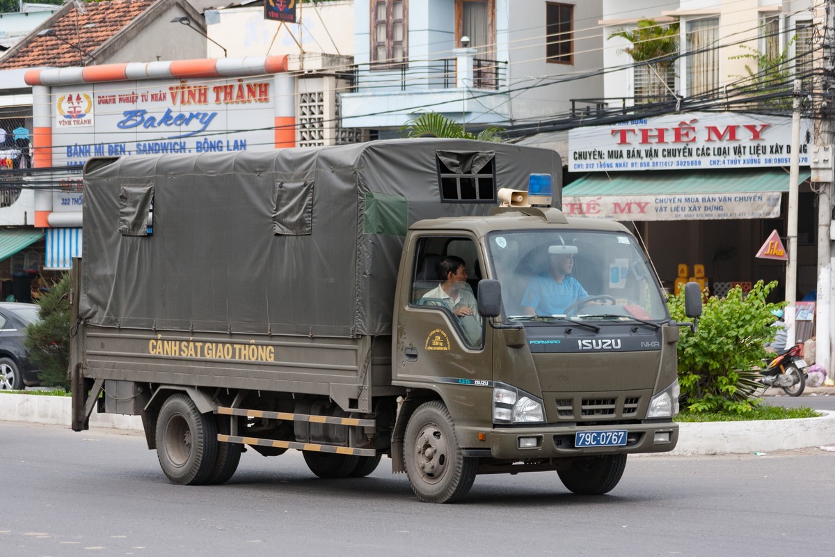 Бортовой тентованный грузовик Isuzu NKR #79C-0767. Вьетнам, Нячанг