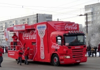 Шоумобиль компании Coca Cola на базе Scania P230 сопровождает эстафету Олимпийского огня в Омске.. Омская область, город Омск, улица Лукашевича