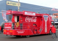 Шоумобиль компании Coca Cola на базе Scania P230 сопровождает эстафету Олимпийского огня в Омске.. Омская область, город Омск, улица Лукашевича