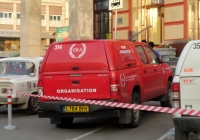 Пикап Toyota Hilux из Великобритании номер LT64 BHV  в Омске. Автомобиль организаторов ретро ралли Пекин-Париж-2016. Омская область, город Омск, улица Ильинская.