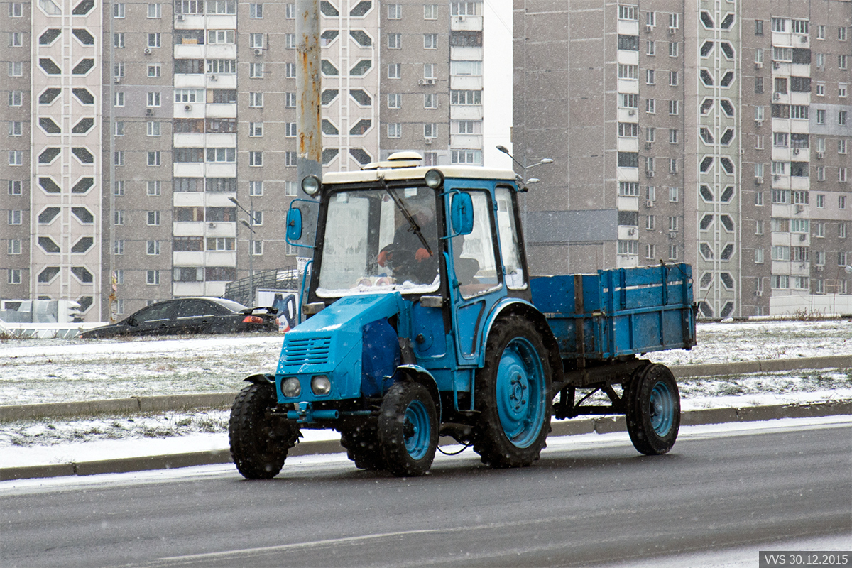Трактор ХТЗ-3512 #03238 КС с одноосным прицепом. Киев, проспект Петра Григоренко