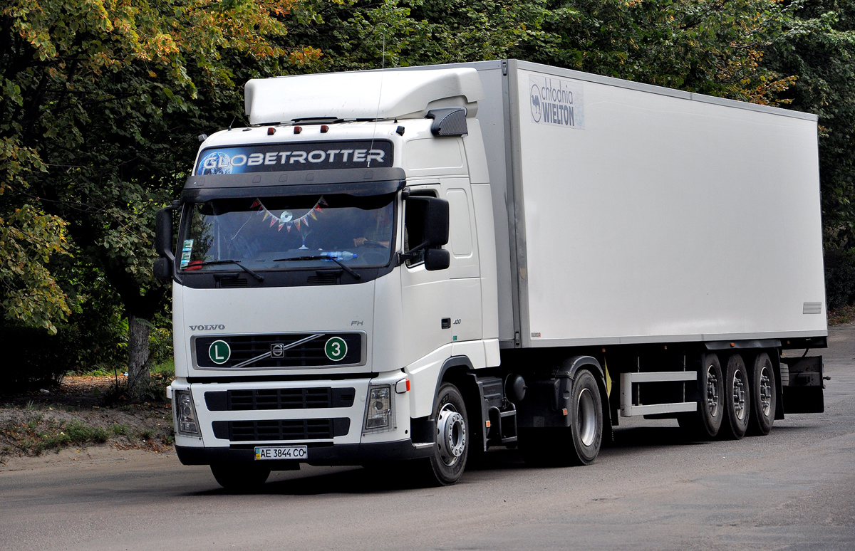 Седельный тягач Volvo FH400 #АЕ 3844 СО с изотермическим фругоном. Харьковская область, г. Харьков, Краснодарская улица