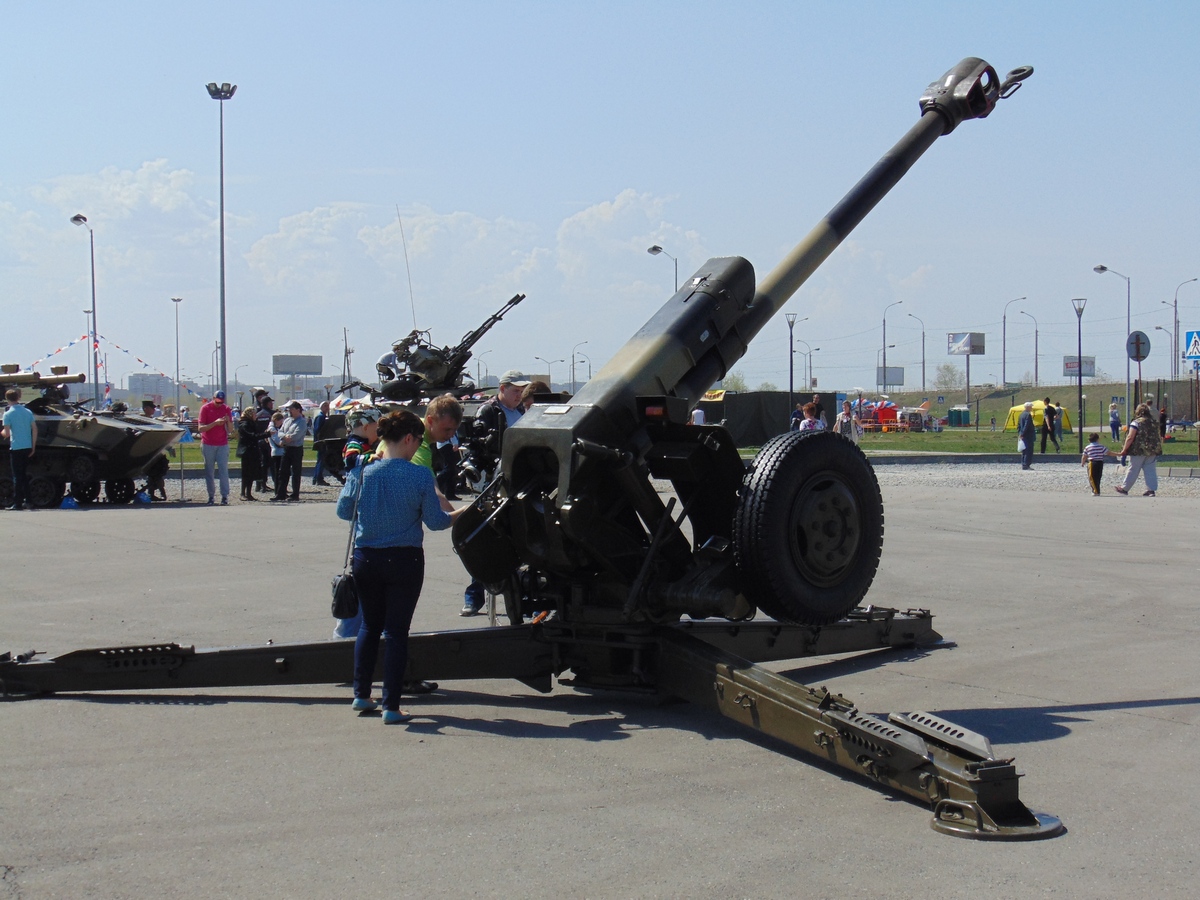 122-мм буксируемая гаубица Д-30А. Омская область, город Омск, парковка Арена-Омск